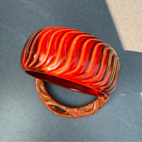 Vintage 1970s Carved Bangles Set in Red and Brown - Picture 11 of 12